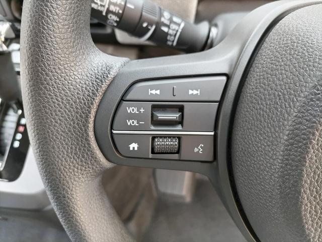 フリード ｅ：ＨＥＶエアー　登録済未使用車　Ｈｏｎｄａ　ＳＥＮＳＩＮＧ　ＬＥＤヘッドライト　電子パーキングブレーキ　１ー３列ウォークスルー　Ｈｏｎｄａスマートキー　両側パワースライドドア　電動格納ドアミラー　踏み間違い衝突軽減（17枚目）
