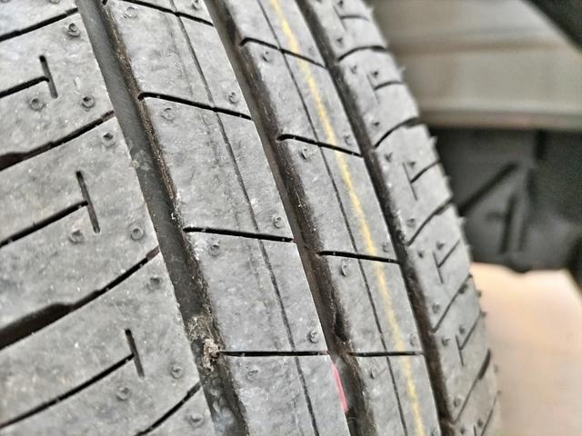 ワゴンＲ ＦＸ　ＤＣＢＳ（予防安全機能）　届出済未使用車　誤発進抑制機能　電動格納ドアミラー　プッシュスタート　キーレス　運転席シートヒーター　ベンチシート　オートエアコン　助手席シートアンダーボックス（65枚目）