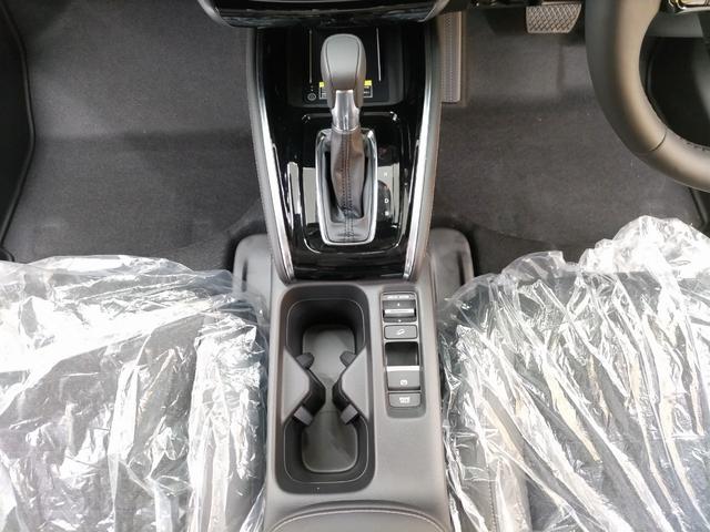 ヴェゼル ｅ：ＨＥＶ　Ｚ　登録済未使用車　Ｈｏｎｄａ　ＣＯＮＮＥＣＴディスプレー＋ＥＴＣ２．０車載器＋ワイヤレス充電器　ＬＥＤヘッドライト　前席シートヒーター／ステアリングヒータ　電子パーキングブレーキ　スマートキー（27枚目）