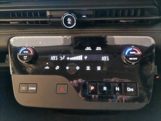 セレナ e-パワー ハイウェイスターV アラウンドビューモニター+ルームミラー+ドラレコ+LEDヘッドライト+日産ナビ+ETC2.0+SOSコール 登録済未使用車(15枚目)