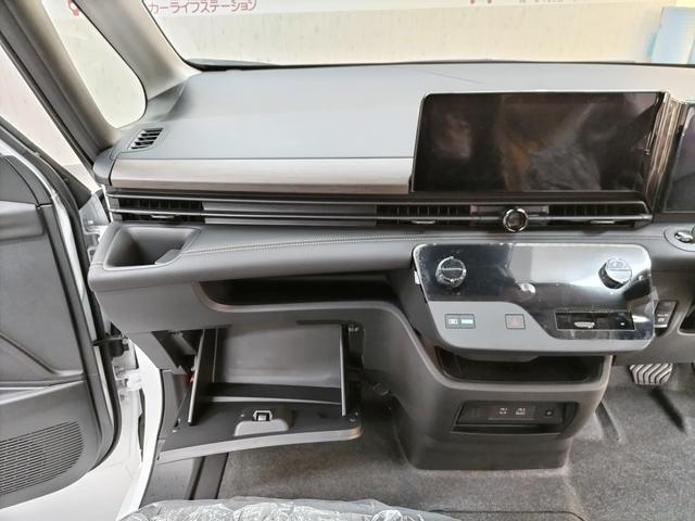 セレナ e-パワー ハイウェイスターV アラウンドビューモニター+ルームミラー+ドラレコ+LEDヘッドライト+日産ナビ+ETC2.0+SOSコール 登録済未使用車(28枚目)