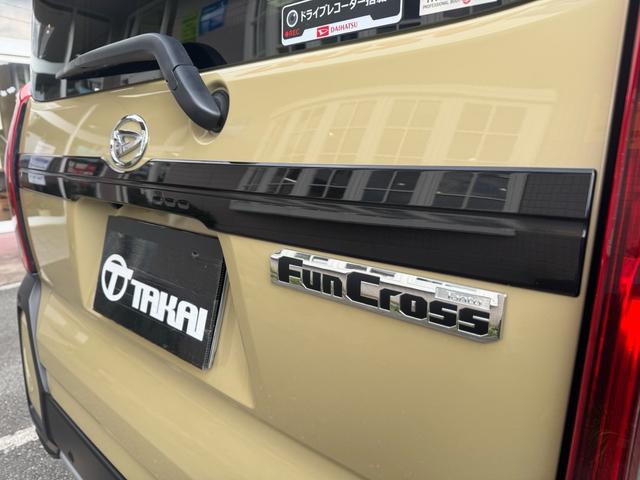 タント ファンクロス　ルーフキャリア　純正ナビ　ドライブレコーダー　ＥＴＣ　バックカメラ　両側電動スライドドア　足マット　シートカバー　バイザー　ドアハンドルプロテクト　ドアアウターハンドル　サイドアンダーガーニッシュ（9枚目）