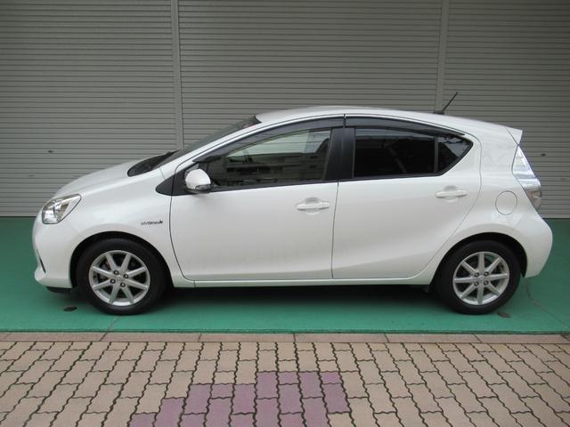 アクア Ｇ　ライムホワイトパールクリスタルシャイン　実走行４２０００ｋｍ台　シートヒーター　トヨタ純正ナビＴＶ　Ｂｌｕｅｔｏｏｔｈオーディオ　ハンズフリー　バックカメラ　ＥＴＣ　スマートキー　ワンオーナー　禁煙（2枚目）