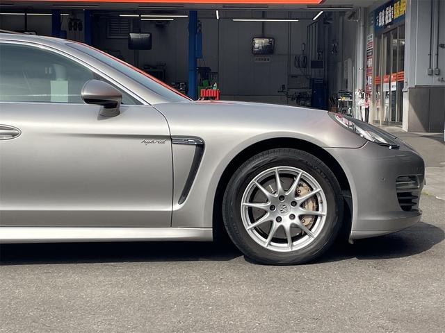 パナメーラ Ｓ　ハイブリッド　ＥＴＣ　クリアランスソナー　オートクルーズコントロール　バックカメラ　ナビ　フルセグＴＶ　アルミホイール　オートライト　ＨＩＤ　サンルーフ　ＡＴ　シートヒーター　シートエアコン　キーレスエントリー（25枚目）