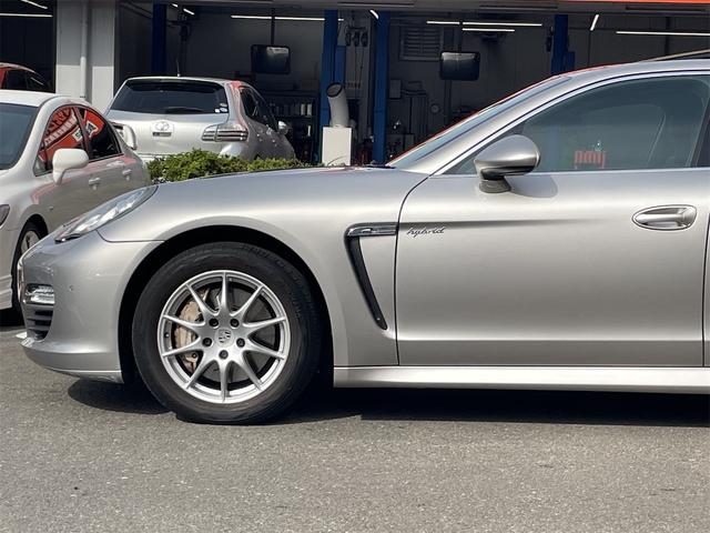 パナメーラ Ｓ　ハイブリッド　ＥＴＣ　クリアランスソナー　オートクルーズコントロール　バックカメラ　ナビ　フルセグＴＶ　アルミホイール　オートライト　ＨＩＤ　サンルーフ　ＡＴ　シートヒーター　シートエアコン　キーレスエントリー（26枚目）