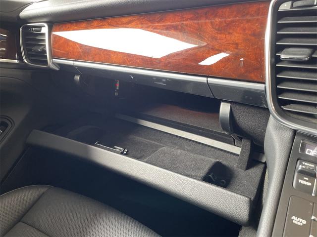 パナメーラ Ｓ　ハイブリッド　ＥＴＣ　クリアランスソナー　オートクルーズコントロール　バックカメラ　ナビ　フルセグＴＶ　アルミホイール　オートライト　ＨＩＤ　サンルーフ　ＡＴ　シートヒーター　シートエアコン　キーレスエントリー（63枚目）