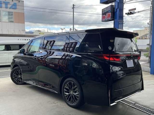 ヴェルファイア Ｚ　プレミア　登録済み未使用車　両側電動スライドドア　ガラスル－フ　全周囲カメラ　フルセグナビ　クリアランスソナー　アダプティブクルーズコントロール　レーンキープアシスト　パワシート　シートヒーター　オットマン（7枚目）