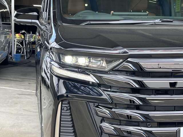 ヴェルファイア Ｚ　プレミア　登録済み未使用車　両側電動スライドドア　ガラスル－フ　全周囲カメラ　フルセグナビ　クリアランスソナー　アダプティブクルーズコントロール　レーンキープアシスト　パワシート　シートヒーター　オットマン（14枚目）