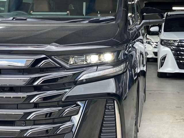 ヴェルファイア Ｚ　プレミア　登録済み未使用車　両側電動スライドドア　ガラスル－フ　全周囲カメラ　フルセグナビ　クリアランスソナー　アダプティブクルーズコントロール　レーンキープアシスト　パワシート　シートヒーター　オットマン（15枚目）