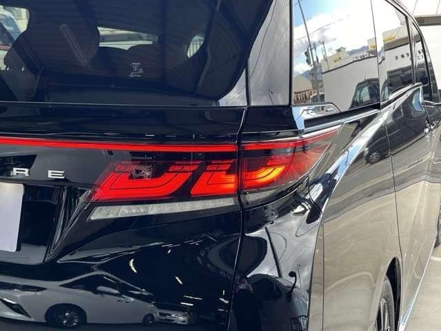 ヴェルファイア Ｚ　プレミア　登録済み未使用車　両側電動スライドドア　ガラスル－フ　全周囲カメラ　フルセグナビ　クリアランスソナー　アダプティブクルーズコントロール　レーンキープアシスト　パワシート　シートヒーター　オットマン（21枚目）