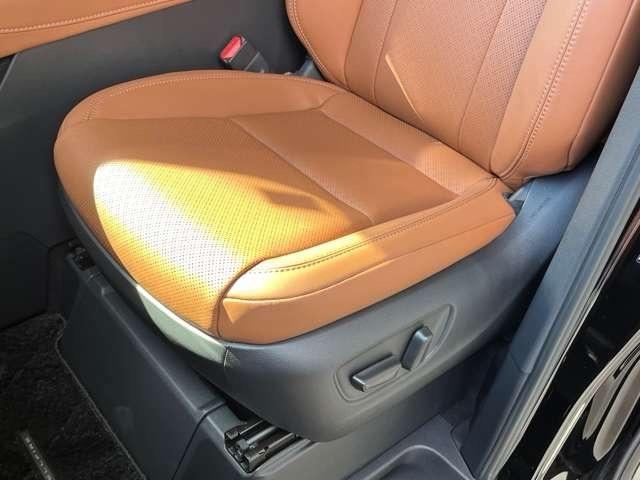 ヴェルファイア Ｚ　プレミア　登録済み未使用車　両側電動スライドドア　ガラスル－フ　全周囲カメラ　フルセグナビ　クリアランスソナー　アダプティブクルーズコントロール　レーンキープアシスト　パワシート　シートヒーター　オットマン（40枚目）