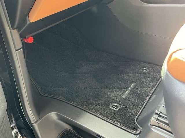 ヴェルファイア Ｚ　プレミア　登録済み未使用車　両側電動スライドドア　ガラスル－フ　全周囲カメラ　フルセグナビ　クリアランスソナー　アダプティブクルーズコントロール　レーンキープアシスト　パワシート　シートヒーター　オットマン（41枚目）