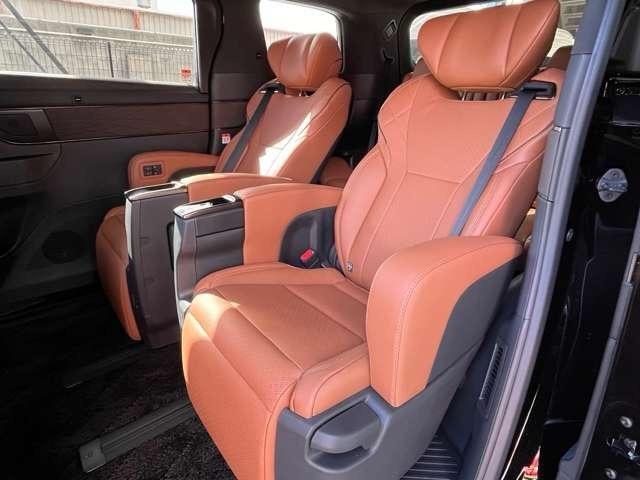 ヴェルファイア Ｚ　プレミア　登録済み未使用車　両側電動スライドドア　ガラスル－フ　全周囲カメラ　フルセグナビ　クリアランスソナー　アダプティブクルーズコントロール　レーンキープアシスト　パワシート　シートヒーター　オットマン（43枚目）