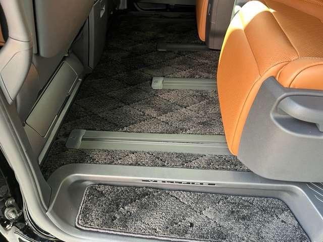 ヴェルファイア Ｚ　プレミア　登録済み未使用車　両側電動スライドドア　ガラスル－フ　全周囲カメラ　フルセグナビ　クリアランスソナー　アダプティブクルーズコントロール　レーンキープアシスト　パワシート　シートヒーター　オットマン（45枚目）