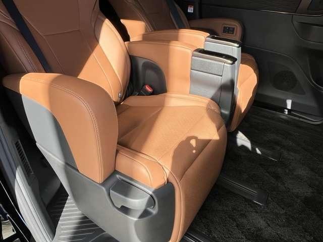 ヴェルファイア Ｚ　プレミア　登録済み未使用車　両側電動スライドドア　ガラスル－フ　全周囲カメラ　フルセグナビ　クリアランスソナー　アダプティブクルーズコントロール　レーンキープアシスト　パワシート　シートヒーター　オットマン（48枚目）