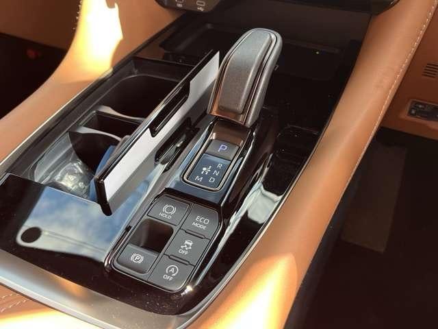 ヴェルファイア Ｚ　プレミア　登録済み未使用車　両側電動スライドドア　ガラスル－フ　全周囲カメラ　フルセグナビ　クリアランスソナー　アダプティブクルーズコントロール　レーンキープアシスト　パワシート　シートヒーター　オットマン（57枚目）