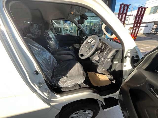 ハイエースワゴン グランドキャビン　ファインテックツアラー　４ＷＤ　デジタルインナーミラー　パノラミックビューモニター　電動スライドドア　ＬＥＤヘッドライト　寒冷地仕様　禁煙車　オットマン　コーナーセンサー（13枚目）