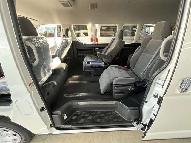ハイエースワゴン グランドキャビン　ファインテックツアラー　４ＷＤ　デジタルインナーミラー　パノラミックビューモニター　電動スライドドア　ＬＥＤヘッドライト　寒冷地仕様　禁煙車　オットマン　コーナーセンサー（17枚目）