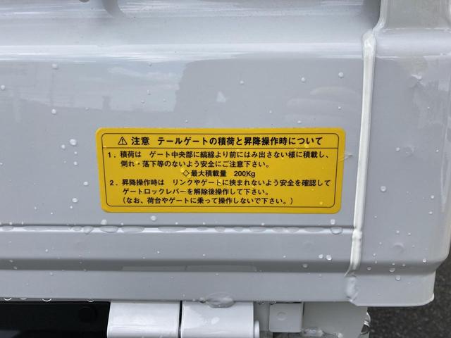 ハイゼットトラック 　コンパクトテールリフト　届出済未使用車　禁煙車　４ＷＤ　５速ＭＴ　衝突被害軽減システム　クリアランスソナー　アイドリングストップ　オートライト　ＥＳＣ　エアコン　パワーステアリング　運転席エアバッグ（17枚目）