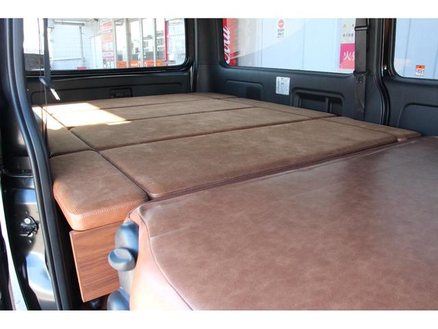 ハイエースバン スーパーＧＬ　ダークプライムＩＩ　ベッドキット　シートカバー　全周囲カメラ　ナビ　ＴＶ　ＥＴＣ　両側パワースライドドア　レーンアシスト　衝突被害軽減システム　オートマチックハイビーム　スマートキー　電動格納ミラー（60枚目）