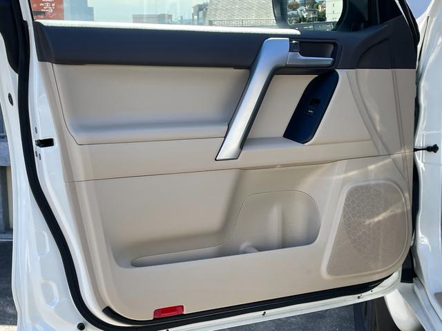 ランドクルーザープラド TX Lパッケージ マットブラックエディション ワンオーナー 純正ナビ フルセグTV ETC2.0 全方位モニター ムーンルーフ TRDエアロ 専用グリル・アルミ オートライト シートベンチレーター 追従クルーズコントロール 衝突被害軽減ブレーキ(26枚目)