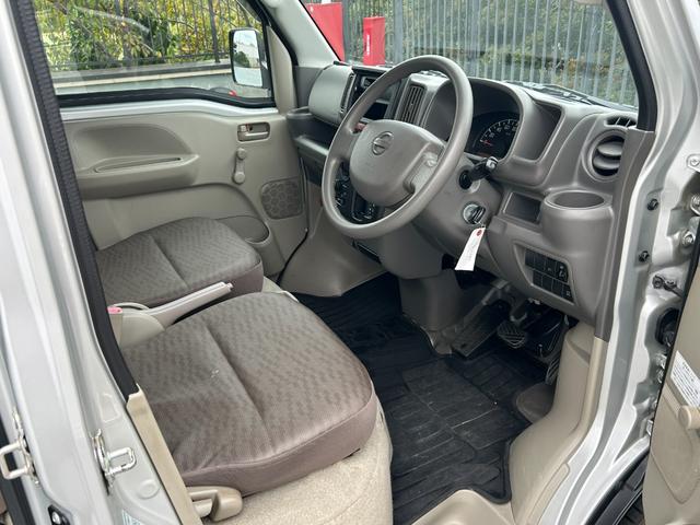 ＮＶ１００クリッパーバン ＤＸ　キーレス　ＡＴ　ＥＴＣ　デジタルインナーミラー　ＡＭ／ＦＭラジオ　両側スライドドア　エアコン　運転席エアバッグ　助手席エアバッグ　サイドバイザー　ラバー製フロアマット（11枚目）