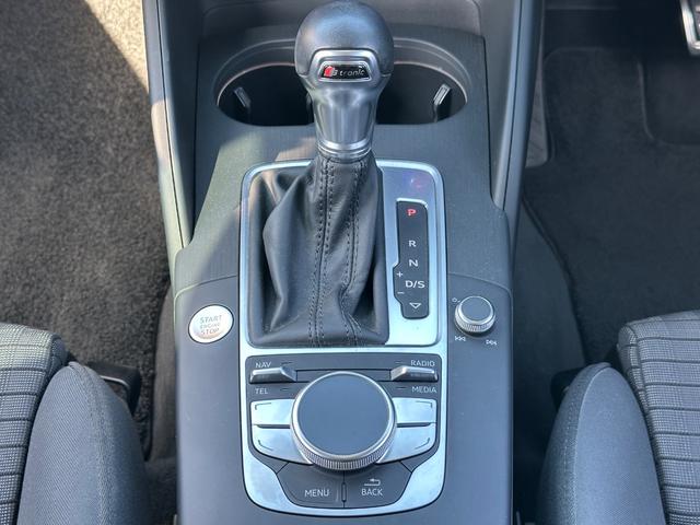 Ａ３ スポーツバック１．４ＴＦＳＩシリンダーオンデマンド　禁煙車　純正ナビ　フルセグ　バックカメラ　クルーズコントロール　コーナーセンサー（前後）　パドルシフト　前後ドライブレコーダー　　ＥＴＣ　ＨＩＤヘッドライト　純正１７インチアルミホイール（13枚目）