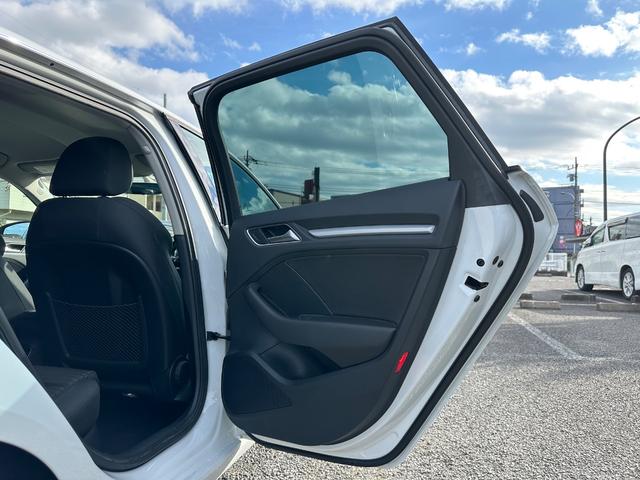 Ａ３ スポーツバック１．４ＴＦＳＩシリンダーオンデマンド　禁煙車　純正ナビ　フルセグ　バックカメラ　クルーズコントロール　コーナーセンサー（前後）　パドルシフト　前後ドライブレコーダー　　ＥＴＣ　ＨＩＤヘッドライト　純正１７インチアルミホイール（31枚目）