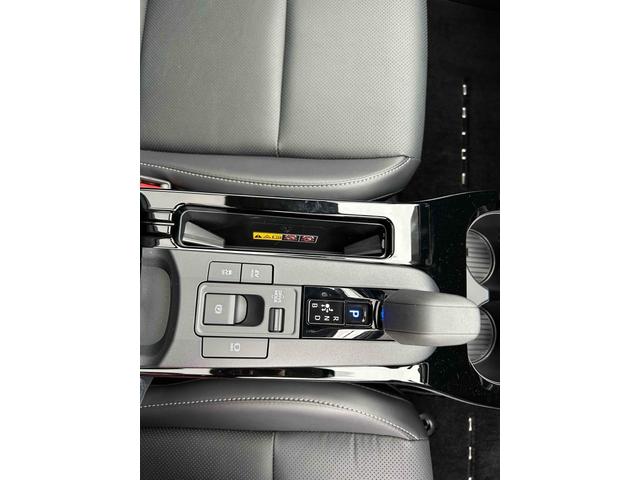 プリウス Ｚ　全周囲カメラ　ナビ　クリアランスソナー　オートクルーズコントロール　レーンアシスト　パークアシスト　衝突被害軽減システム　アルミホイール　オートマチックハイビーム　オートライト　ＬＥＤヘッドランプ（14枚目）