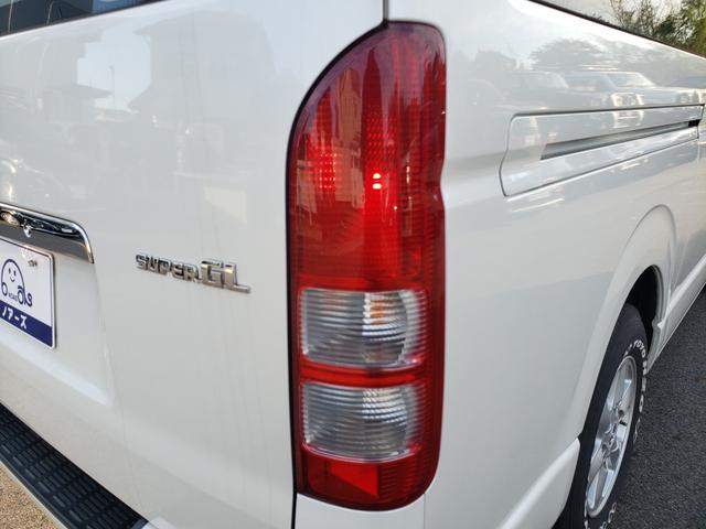 ハイエースバン ロングスーパーＧＬ　純正７インチフルセグナビ　純正１５インチＡＷ　ＥＴＣ　ドラレコ前後　ＬＥＤヘッドライト　ＬＥＤフォグ　純正１５インチＡＷ　ベッドキッド　ＡＣ１００Ｖコンセント　電動格納　エアコン　サーキュレーター（17枚目）