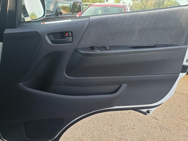 ハイエースバン ロングスーパーＧＬ　純正７インチフルセグナビ　純正１５インチＡＷ　ＥＴＣ　ドラレコ前後　ＬＥＤヘッドライト　ＬＥＤフォグ　純正１５インチＡＷ　ベッドキッド　ＡＣ１００Ｖコンセント　電動格納　エアコン　サーキュレーター（20枚目）