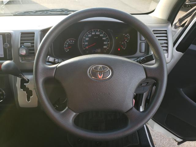 ハイエースバン ロングスーパーＧＬ　純正７インチフルセグナビ　純正１５インチＡＷ　ＥＴＣ　ドラレコ前後　ＬＥＤヘッドライト　ＬＥＤフォグ　純正１５インチＡＷ　ベッドキッド　ＡＣ１００Ｖコンセント　電動格納　エアコン　サーキュレーター（22枚目）