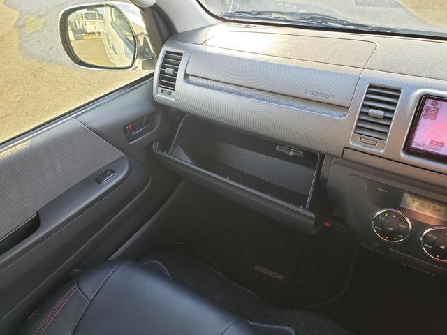 ハイエースバン ロングスーパーＧＬ　純正７インチフルセグナビ　純正１５インチＡＷ　ＥＴＣ　ドラレコ前後　ＬＥＤヘッドライト　ＬＥＤフォグ　純正１５インチＡＷ　ベッドキッド　ＡＣ１００Ｖコンセント　電動格納　エアコン　サーキュレーター（31枚目）