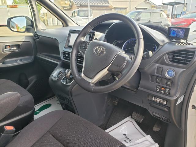 ノア ハイブリッドG 両側パワースライドドア リヤオートエアコン 純正フルセグナビ シートヒーター LEDヘッドライト フロントフォグ ETC ドライブレコーダー 純正置くだけ充電 スマートキー 社外エアロ(16枚目)