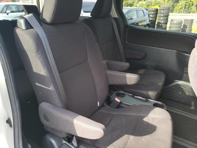 ノア ハイブリッドG 両側パワースライドドア リヤオートエアコン 純正フルセグナビ シートヒーター LEDヘッドライト フロントフォグ ETC ドライブレコーダー 純正置くだけ充電 スマートキー 社外エアロ(18枚目)