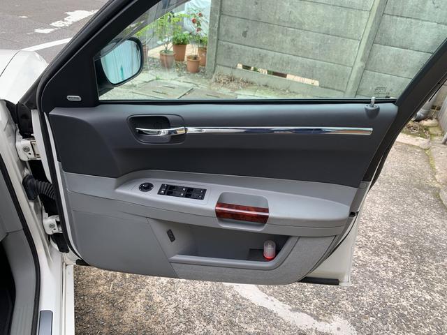 5.7HEMI 大型ナビPanasonicCN-F1X10BD(ステアリングスイッチ連動)・ETC・Bカメラ・純正アルミホイール 1か月限定のセール実施中!!(39枚目)