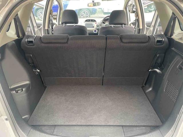 フィットハイブリッド ベースグレード　点検記録簿　ナビ　オートクルーズコントロール　キーレスエントリー　ＣＶＴ　盗難防止システム　衝突安全ボディ　アルミホイール　ＣＤ　ＤＶＤ再生　ＵＳＢ　ＡＢＳ　エアコン　パワーステアリング（15枚目）