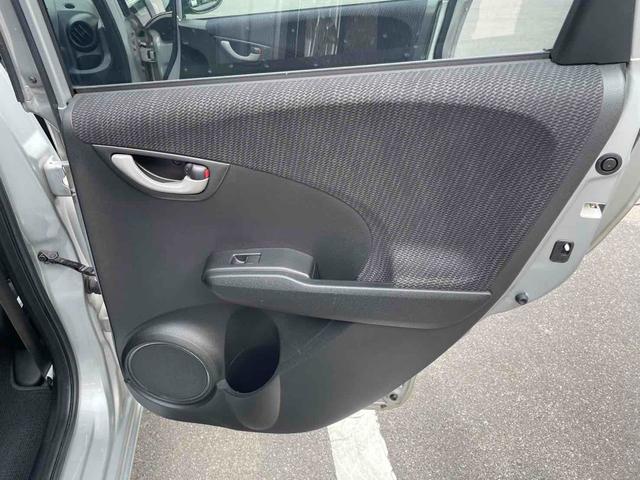 フィットハイブリッド ベースグレード　点検記録簿　ナビ　オートクルーズコントロール　キーレスエントリー　ＣＶＴ　盗難防止システム　衝突安全ボディ　アルミホイール　ＣＤ　ＤＶＤ再生　ＵＳＢ　ＡＢＳ　エアコン　パワーステアリング（22枚目）