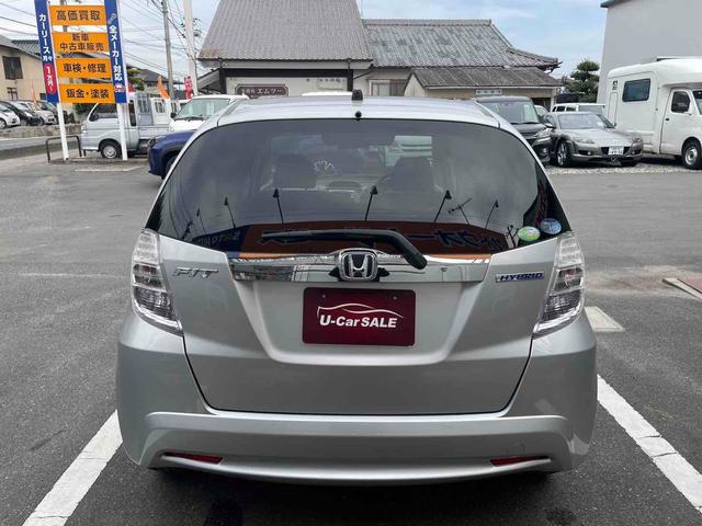 フィットハイブリッド ベースグレード　点検記録簿　ナビ　オートクルーズコントロール　キーレスエントリー　ＣＶＴ　盗難防止システム　衝突安全ボディ　アルミホイール　ＣＤ　ＤＶＤ再生　ＵＳＢ　ＡＢＳ　エアコン　パワーステアリング（33枚目）