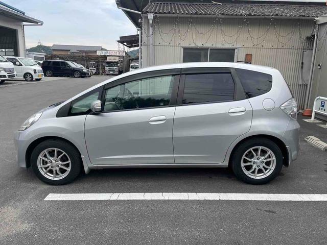 フィットハイブリッド ベースグレード　点検記録簿　ナビ　オートクルーズコントロール　キーレスエントリー　ＣＶＴ　盗難防止システム　衝突安全ボディ　アルミホイール　ＣＤ　ＤＶＤ再生　ＵＳＢ　ＡＢＳ　エアコン　パワーステアリング（36枚目）