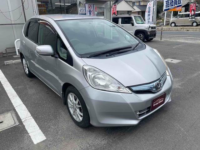 フィットハイブリッド ベースグレード　点検記録簿　ナビ　オートクルーズコントロール　キーレスエントリー　ＣＶＴ　盗難防止システム　衝突安全ボディ　アルミホイール　ＣＤ　ＤＶＤ再生　ＵＳＢ　ＡＢＳ　エアコン　パワーステアリング（40枚目）