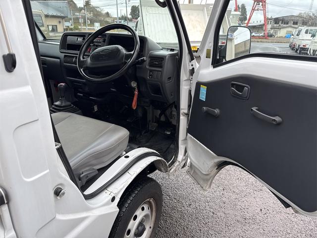 サンバートラック ＴＢ　エアコン　パワステ　切り替え４ＷＤ　運転席エアバック　ＡＭ／ＦＭラジオ　５速マニュアル　走行２１５００ＫＭ（18枚目）