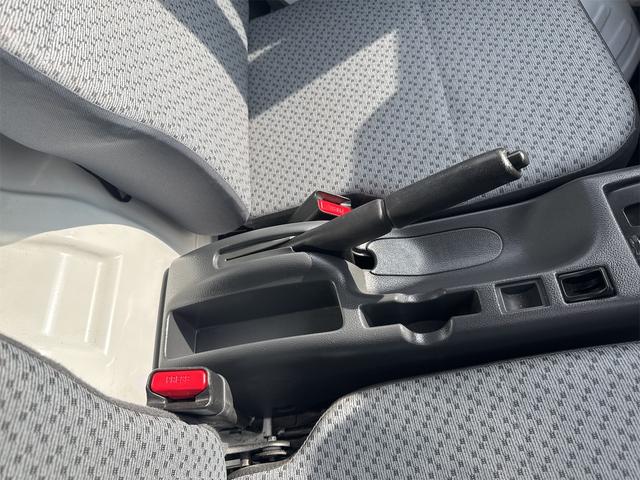 ＮＴ１００クリッパートラック ＤＸ　エアコン　パワステ　切り替え４ＷＤ　オートマ　ＡＭ／ＦＭラジオ　運転席エアバック　走行６７１２ＫＭ（22枚目）