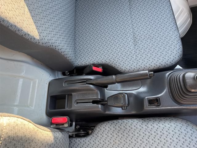 キャリイトラック KCエアコン・パワステ農繁仕様 エアコン パワステ 切り替え4WD デフロック 4枚リーフスプリング 運転席エアバック AM/FMラジオ 走行81969KM 5速マニュアル(31枚目)