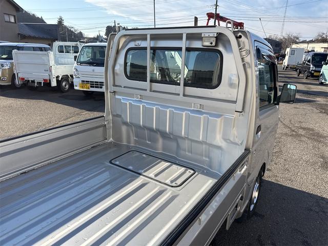 キャリイトラック KCエアコン・パワステ エアコン パワステ 切り替え4WD デフロック 4枚リーフスプリング CD 横滑り防止 運転席エアバック 助手席側エアバック 車検令和9年 走行18619KM 5速マニュアル(15枚目)