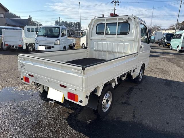 NT100クリッパートラック DX農繁仕様 エアコン パワステ 切り替え4WD 4枚リーフスプリング デフロック 横滑り防止 ABS オートライト 荷台ランプ 純正マット 荷台マット 走行51KM 車検令和8年6月(6枚目)