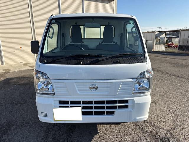 NT100クリッパートラック DX農繁仕様 エアコン パワステ 切り替え4WD 4枚リーフスプリング デフロック 横滑り防止 ABS オートライト 荷台ランプ 純正マット 荷台マット 走行51KM 車検令和8年6月(9枚目)