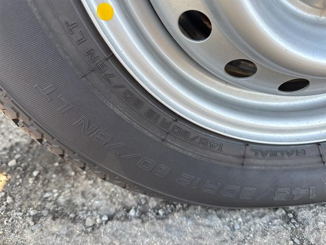 NT100クリッパートラック DX農繁仕様 エアコン パワステ 切り替え4WD 4枚リーフスプリング デフロック 横滑り防止 ABS オートライト 荷台ランプ 純正マット 荷台マット 走行51KM 車検令和8年6月(11枚目)