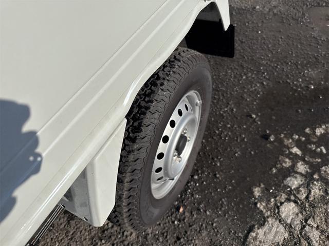 NT100クリッパートラック DX農繁仕様 エアコン パワステ 切り替え4WD 4枚リーフスプリング デフロック 横滑り防止 ABS オートライト 荷台ランプ 純正マット 荷台マット 走行51KM 車検令和8年6月(12枚目)