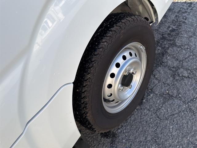 NT100クリッパートラック DX農繁仕様 エアコン パワステ 切り替え4WD 4枚リーフスプリング デフロック 横滑り防止 ABS オートライト 荷台ランプ 純正マット 荷台マット 走行51KM 車検令和8年6月(14枚目)